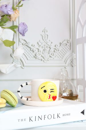 Öpücük Atan Emoji Figürlü El Yapımı Seramik Mug