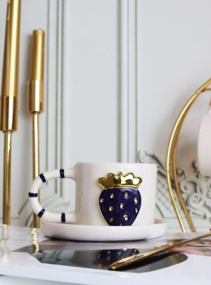 Altın Çilek Figürlü 24K Altın Dekorlu El Yapımı Seramik Mug