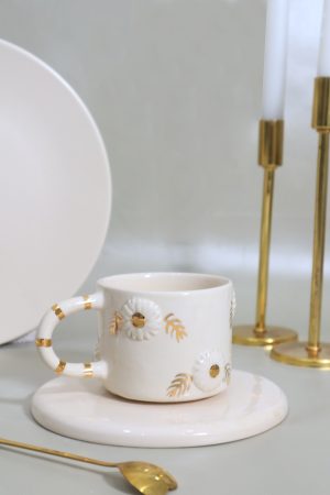 El Yapımı Papatya Figürlü 24K Altın Dekorlu Seramik Mug 250ml