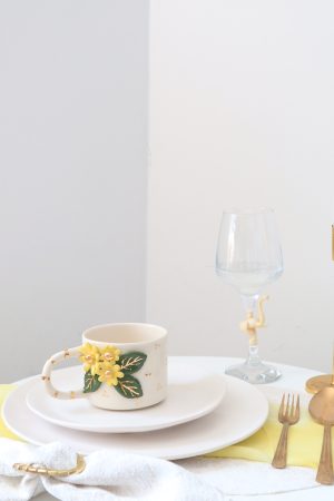 El Yapımı Çiçek Figürlü 24K Altın Dekorlu Seramik Mug 250ml