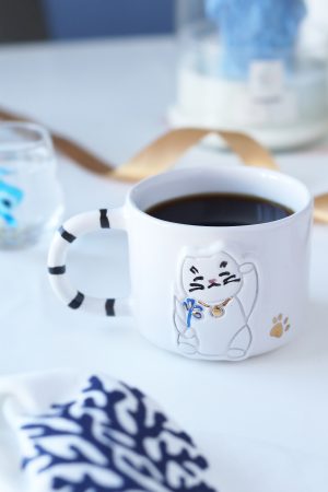 El Yapımı Şans kedisi: Maneki Neko Figürlü 24K Altın Dekorlu Seramik Mug 200ml