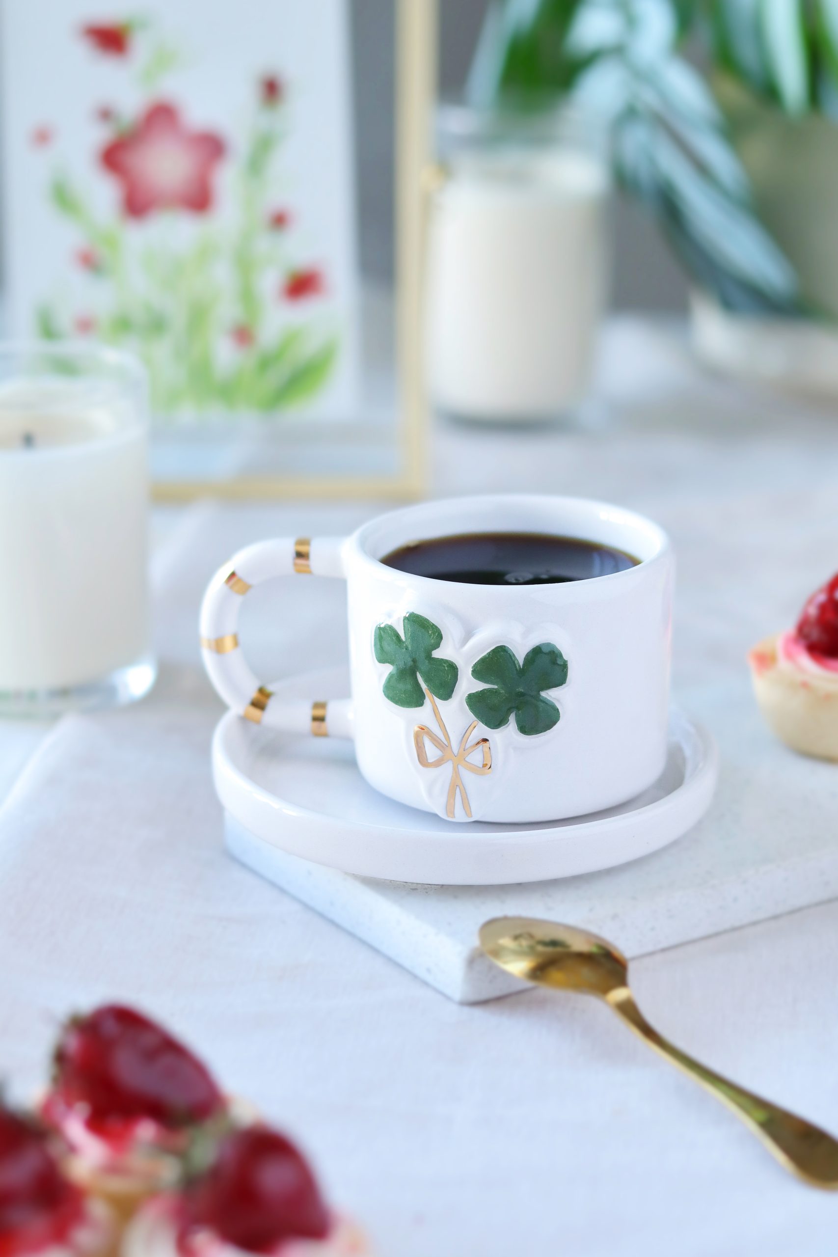 El Yapımı Yonça Figürlü 24k Altın Dekorlu Seramik Mug 170ml